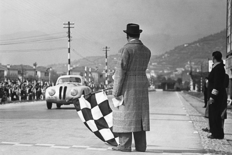Zieldurchfahrt bei der Mille Miglia 1940 – Sieg für BMW (Foto: BMW)