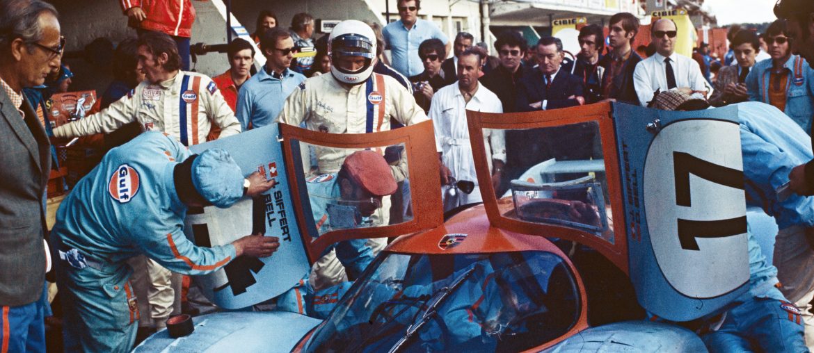Bild: Auch der Porsche 917 trat dank J. W. Automotive in der – heute – ikonischen Gulf-Lackierung an.