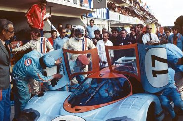 Bild: Auch der Porsche 917 trat dank J. W. Automotive in der – heute – ikonischen Gulf-Lackierung an.