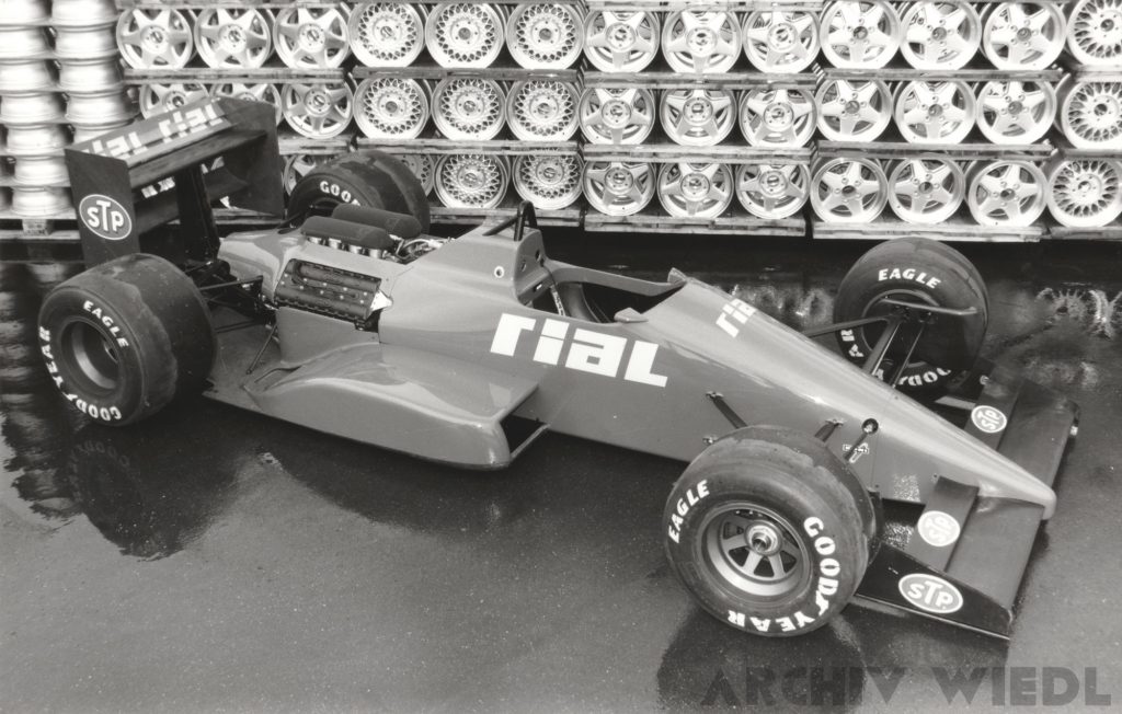 Der RIAL ARC 01 galt als Kopie des Ferrari F1/87. Denn das Kopieren in der Formel 1 gehört einfach dazu.