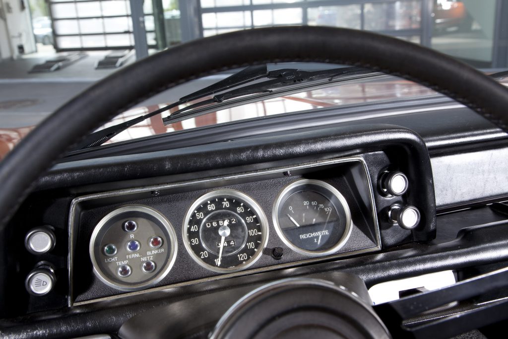 So sah es in den 1970er-Jahren im Innenraum eines Elektroautos aus. Das Armaturenbrett des BMW 1602 Electric.
