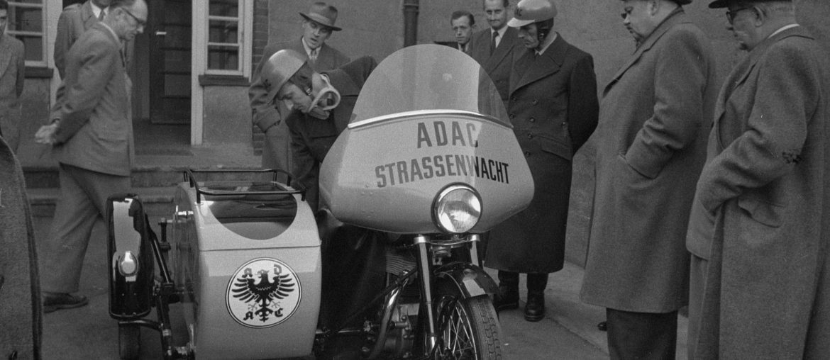 Das Präsidium des ADAC nimmt im Dezember 1953 das erstes ADAC Straßenwacht Gespann im Augenschein.