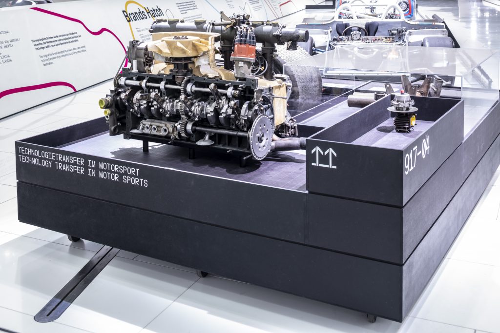 Schnittmodell des 16-Zylindermotors von Porsche.