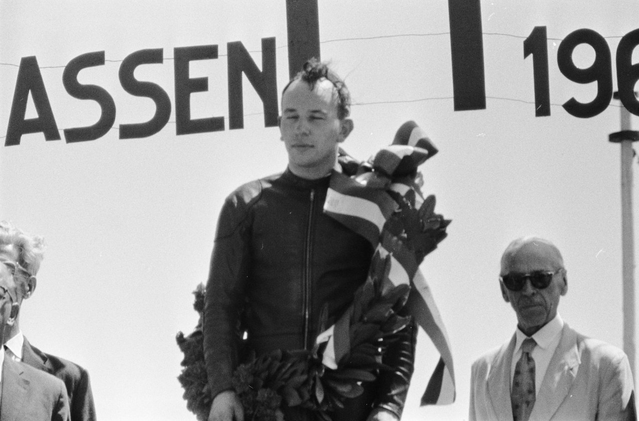 John Surtees nach dem Gewinn der Durch TT in Assen, 1960