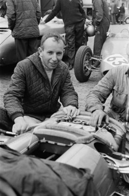 John Surtees arbeite 1964 an seinem Ferrari