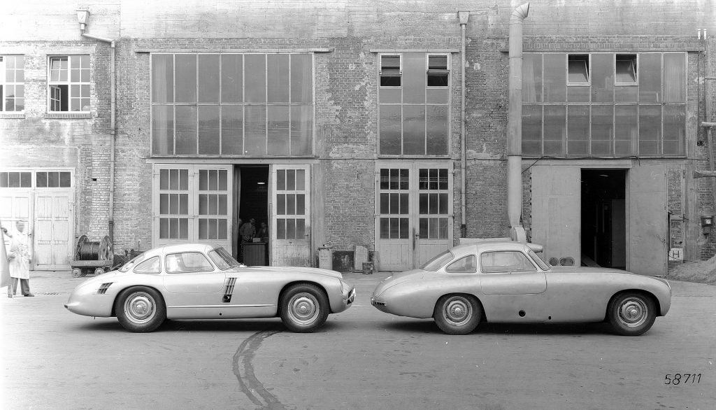 Mercedes entwickelte den Sportwagen kontinuierlich weiter ... links ein Prototyp von 1953, recht eines der Einsatzfahrzeuge von 1952