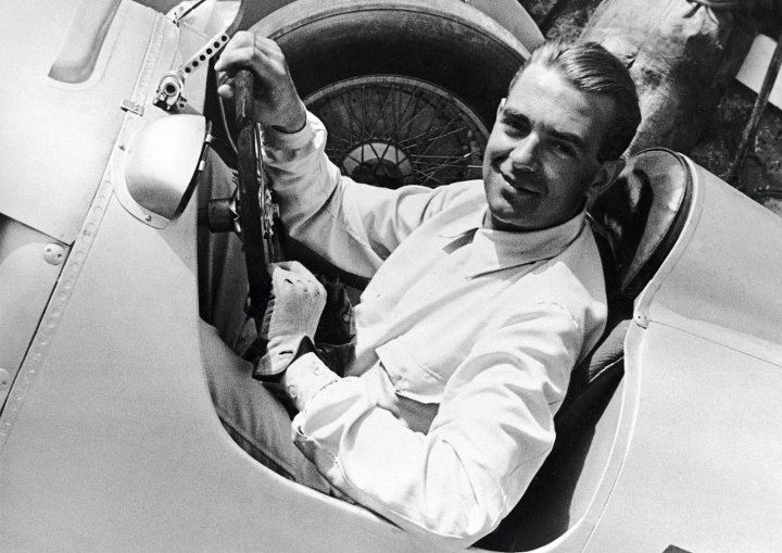 Bernd Rosemeyer im Cockpit seines Wagens Tripolis 1936