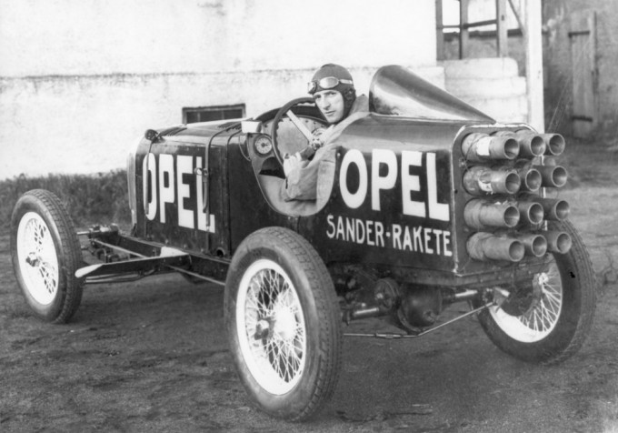 Kurt C. Volkhart am Steuer des ersten Raketenautos Opel RAK 1
