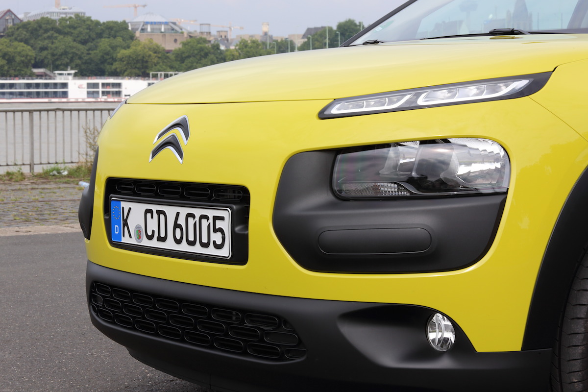 Aufgeräumt und freundlich - die Front des Citroën C4 Cactus (Foto: Marius Bauschen, CEWEBE AG)
