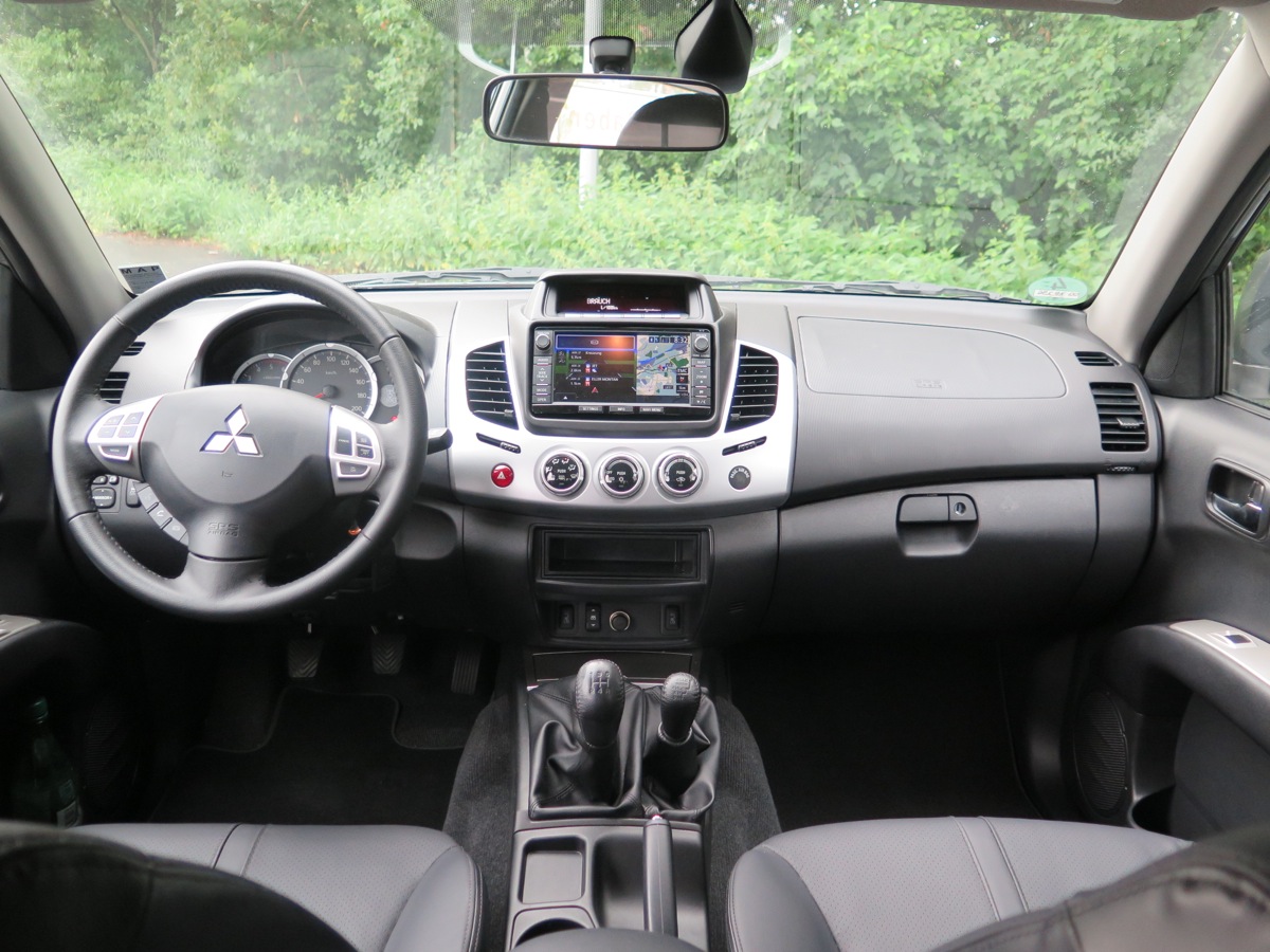 Cockpit des Mitsubishi L200 2.5 DI-D+ 4WD