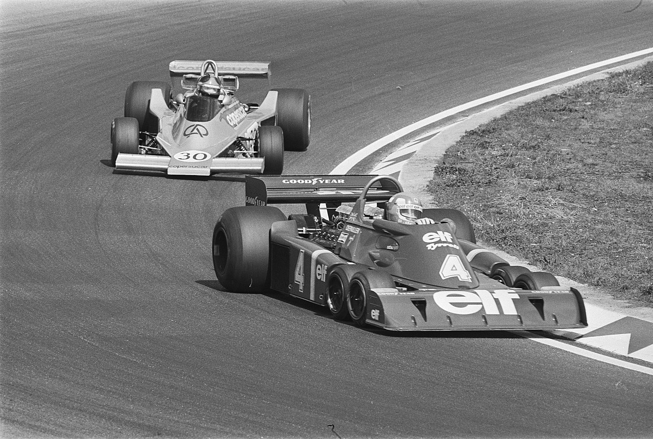 Emerson Fittipaldi im Fittipaldi FD 04 beim Training zum Grand Prix der Niederlande (Hintergrund)