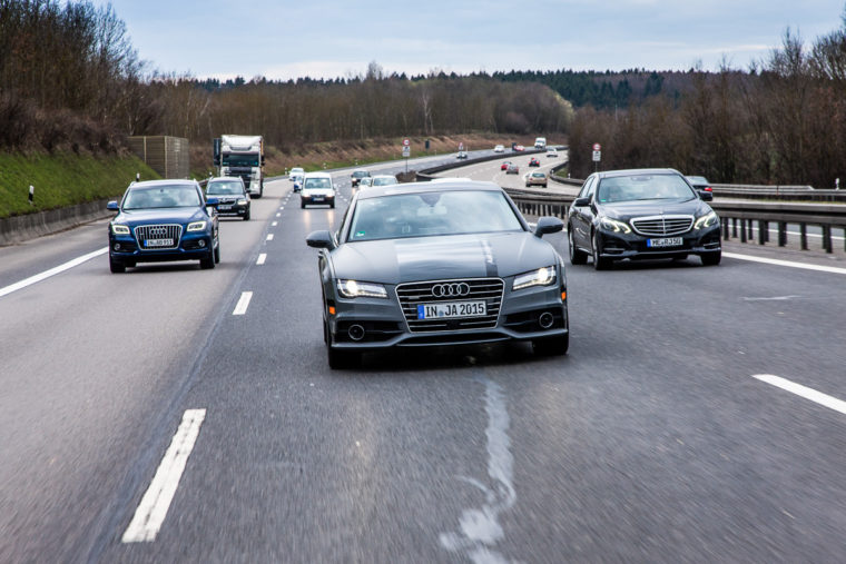 Mit dem Audi A7 piloted driving concept im dichten Verkehr auf der Autobahn.
