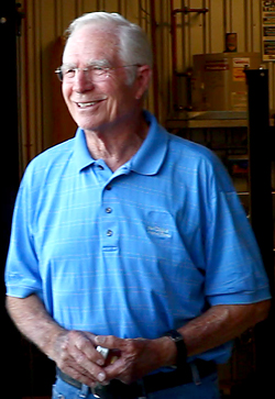 Jim Hall im September 2013 nach der Vorführung eines seiner Chaparral Rennwagen. (Foto: Oldwizzard)
