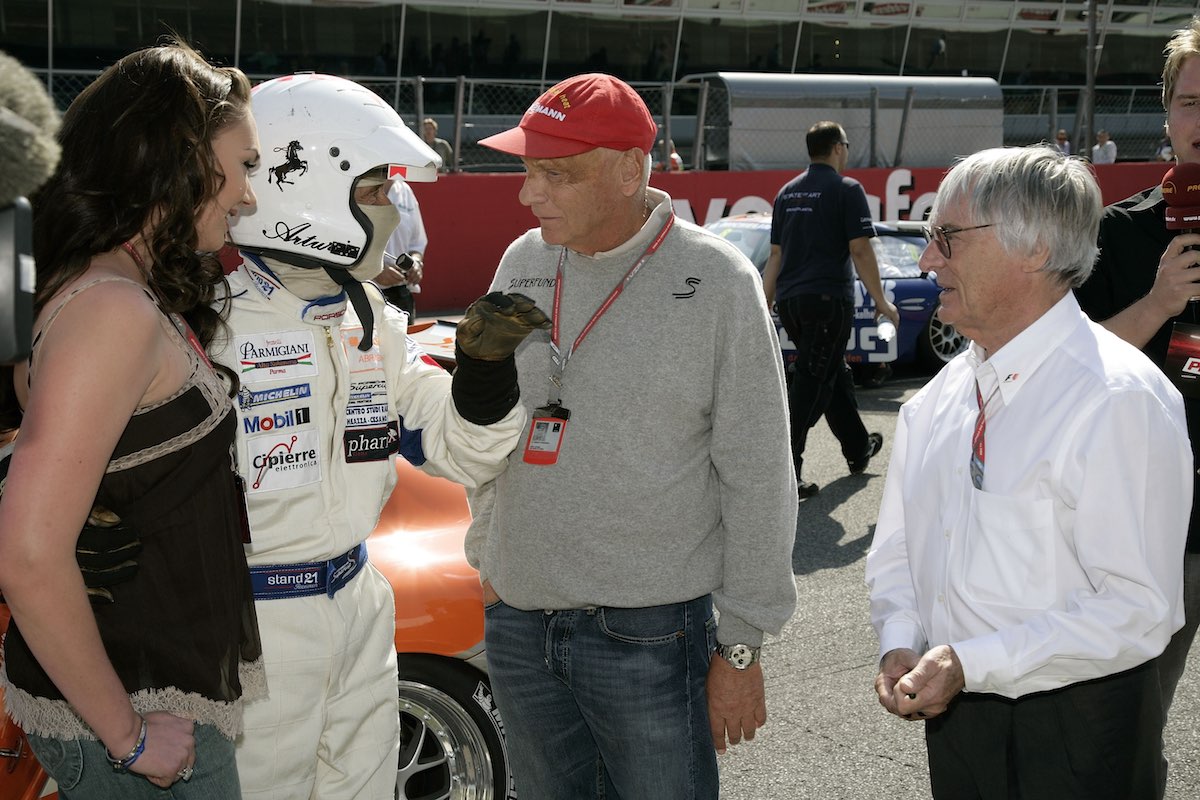 Tamara Ecclestone, Arturo Merzario, Niki Lauda und Bernie Ecclestone im Grid. (Foto: Porsche)