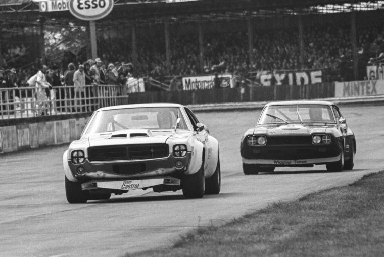 David Howes im AMC Javelin 6,4 vor Brian Muir im Wiggins Teape Ford Capri V6 beim Super Sports 200, Silverstone 1972