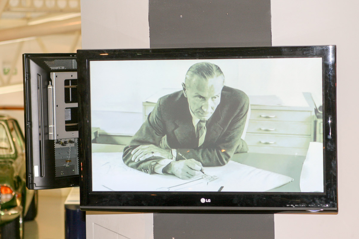 Alec Issigonis auf einem Bildschirm im British Motor Museum 