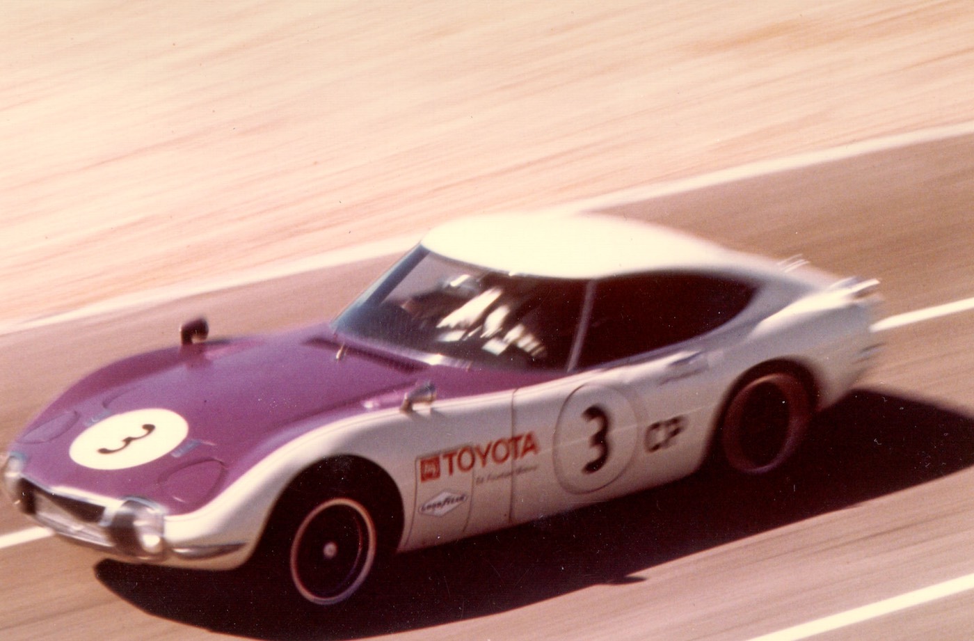 Der von Carroll Shelby eingesetzte Toyota 2000GT beim Rennen 1968 in Las Vegas.