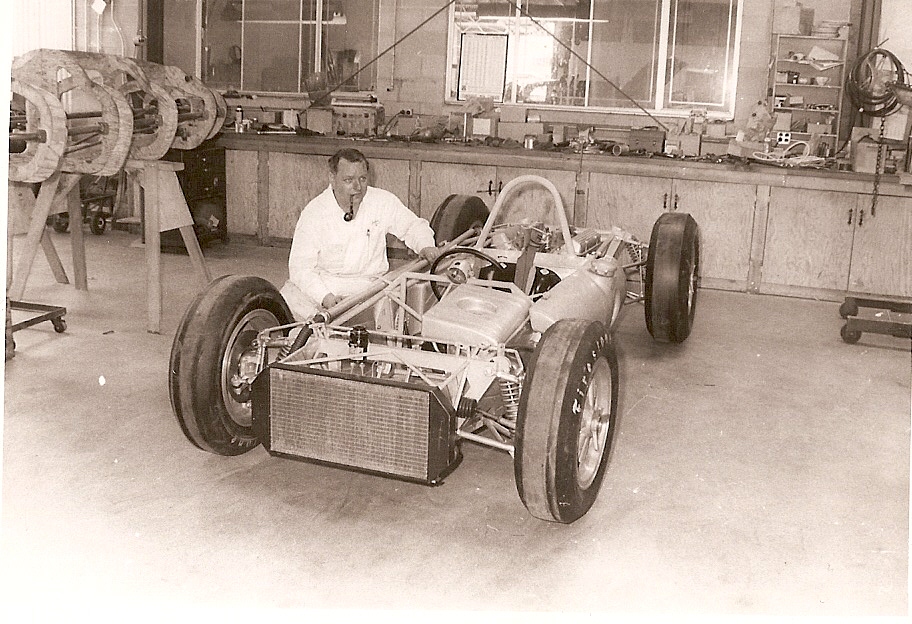 John Crosthwaite mit seinem Chassis für das Indy 500 1962.