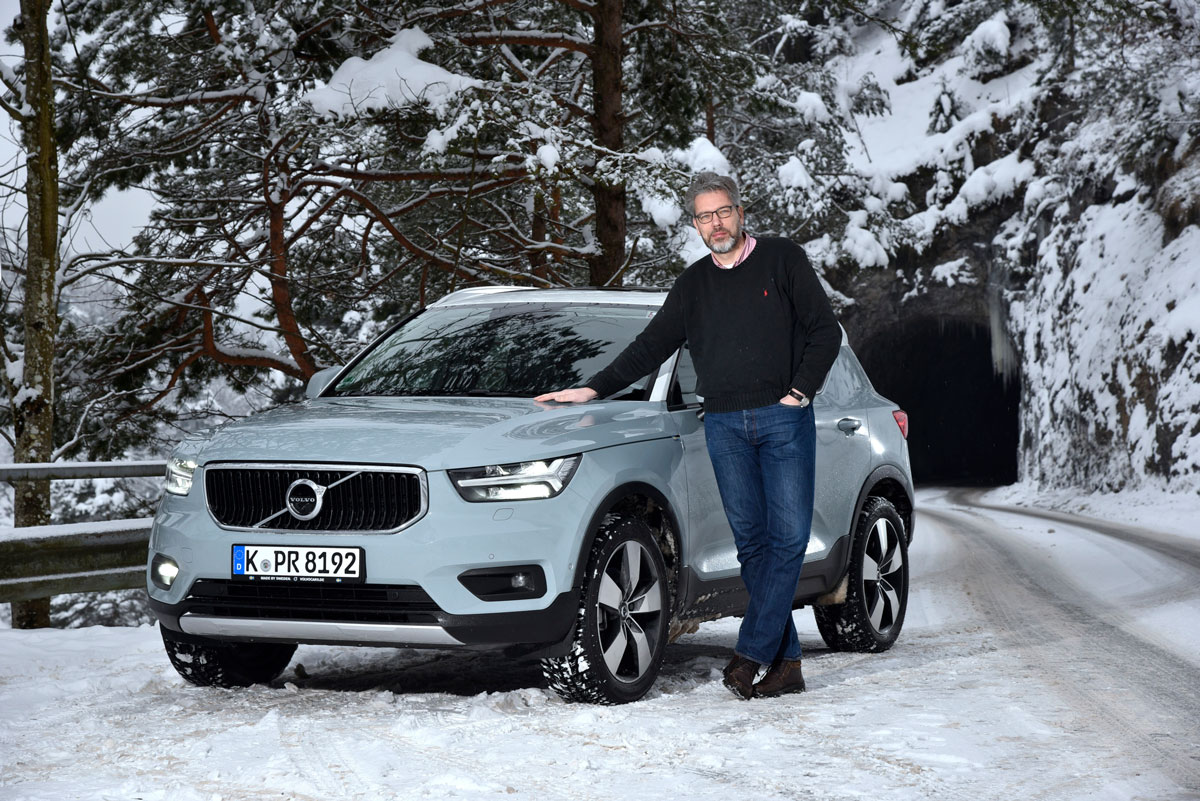 Zwei Schweden: Der Volvo XC40 D4 AWD und unser Autor Tom Schwede