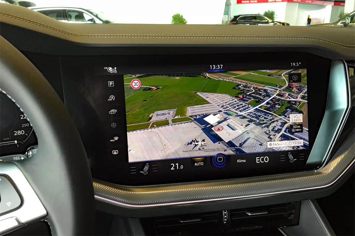 Das 15 Zoll große Touchscreen-Display des Innovision-Cockpit beeindruckt.