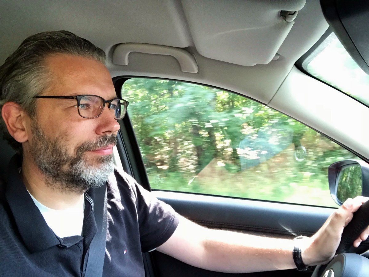 Unser Autor Tom Schwede hatte beim Test des Mazda CX-5 sichtlich Spaß.