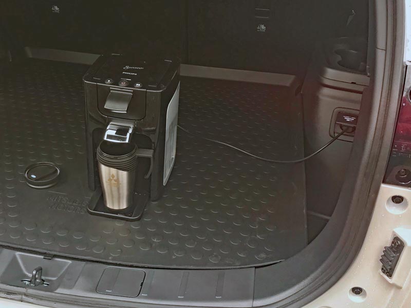 Kaffeepause – Dank der Steckdose im Kofferraum gibt es bei der Weiterfahrt frischen Kaffee
