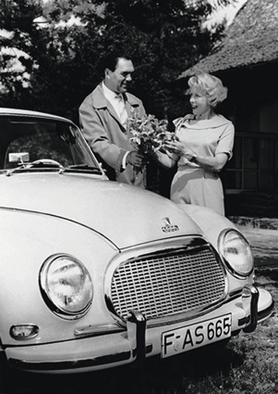 Werbung in den 50er Jahren: Box-Idol Max Schmeling und ein DKW F93 Coupé (Foto: Audi)