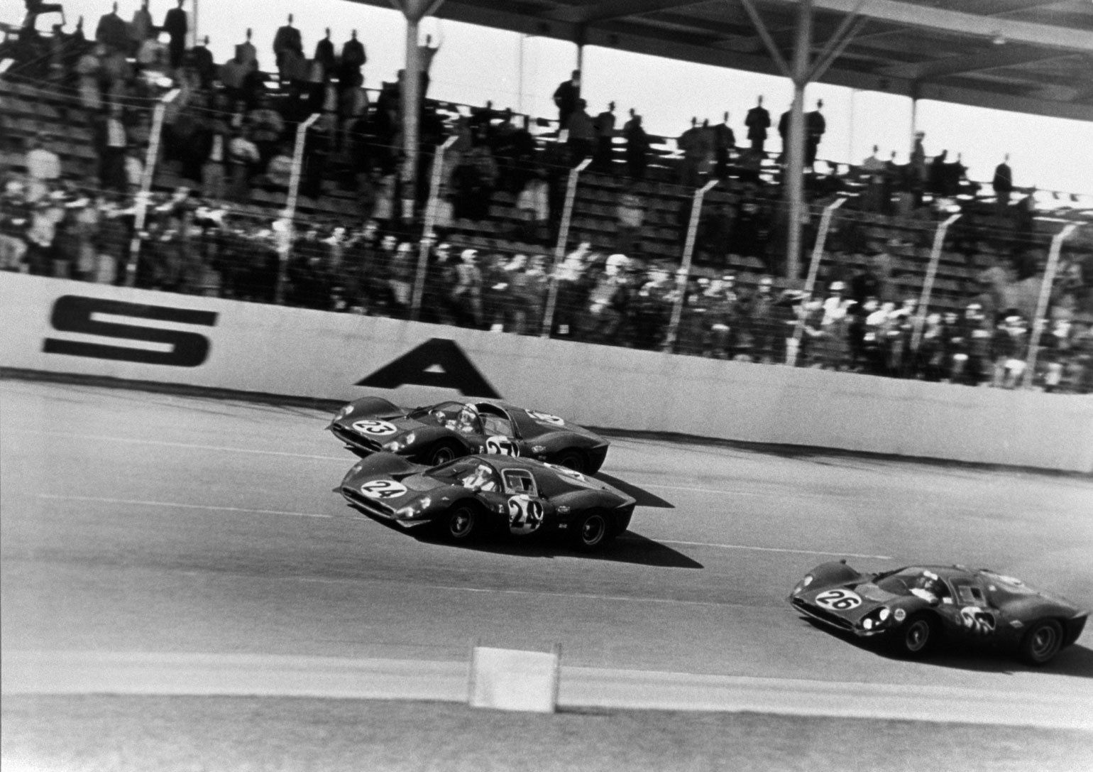Daytona 1967 – als der dreifach Triumph von Ferrari für ein ikonisches Sportfoto sorgte!