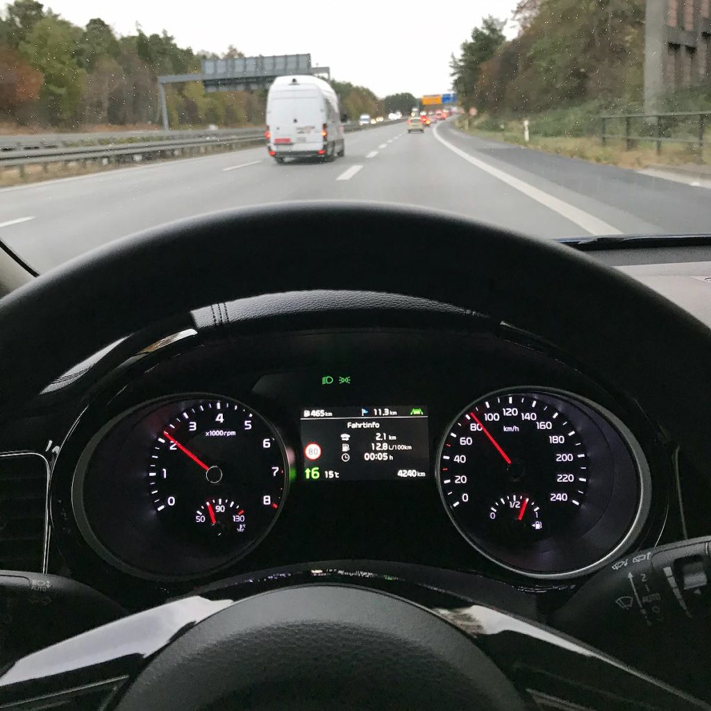 Das Cockpit des Kia Ceed Sportswagon 1.4 T-GDi (2019) ist  aufgeräumt﻿
