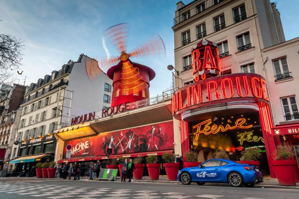 Zwischenstopp in Paris - der Subaru BRZ vor dem Moulin Rouge