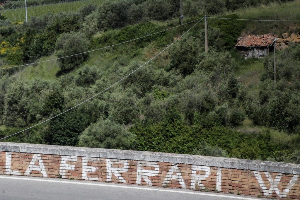 Ferrari und die Mille Miglia sind eine Einheit, wie dieses Streckenfoto zeigt (Foto: Ferrari)
