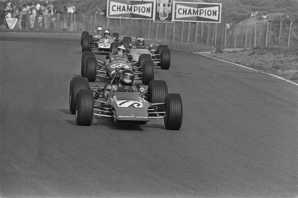 James Hunt 1970 in der Formel 3 – Kurz zuvor hat sich der Pilot sein markantes Helmdesign zugelegt. (Foto: Joost Evers / Anefo)