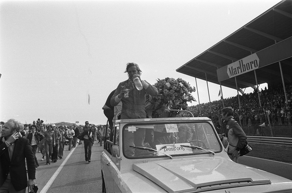 James Hunt auf der Ehrenrunde nach dem Großen Preis der Niederlande 1975 (Foto: Rob Croes / Anefo)