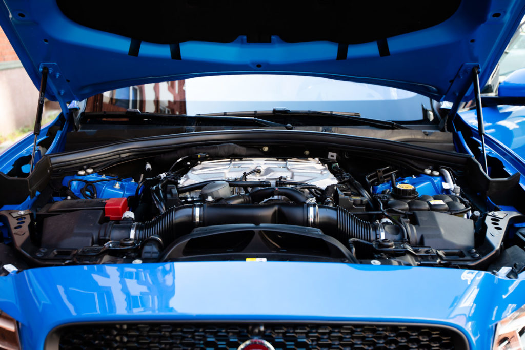 V8 mit Doppel-Kompressor - der Motor im Unterwegs im Jaguar F-Pace SVR