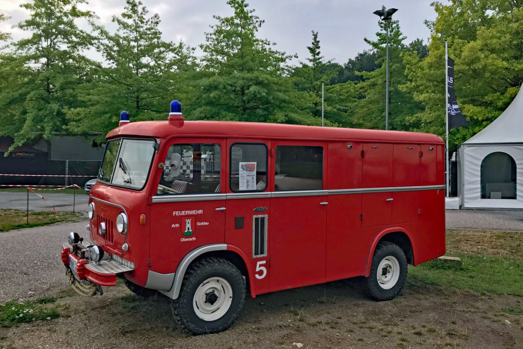 Seitenansicht des Kaiser Willys Jeep Forward Control FC-170, den die Carrosserie Hänni AG aus Zürich 1964 zum Feierwehr-Fahrzeug umbaute.
