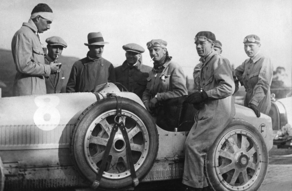 Bartolomeo Costantini und sein Bugatti Type 35 bei der Targa Florio 1925. Der T35 war das erste Auto mit Alufelgen.
