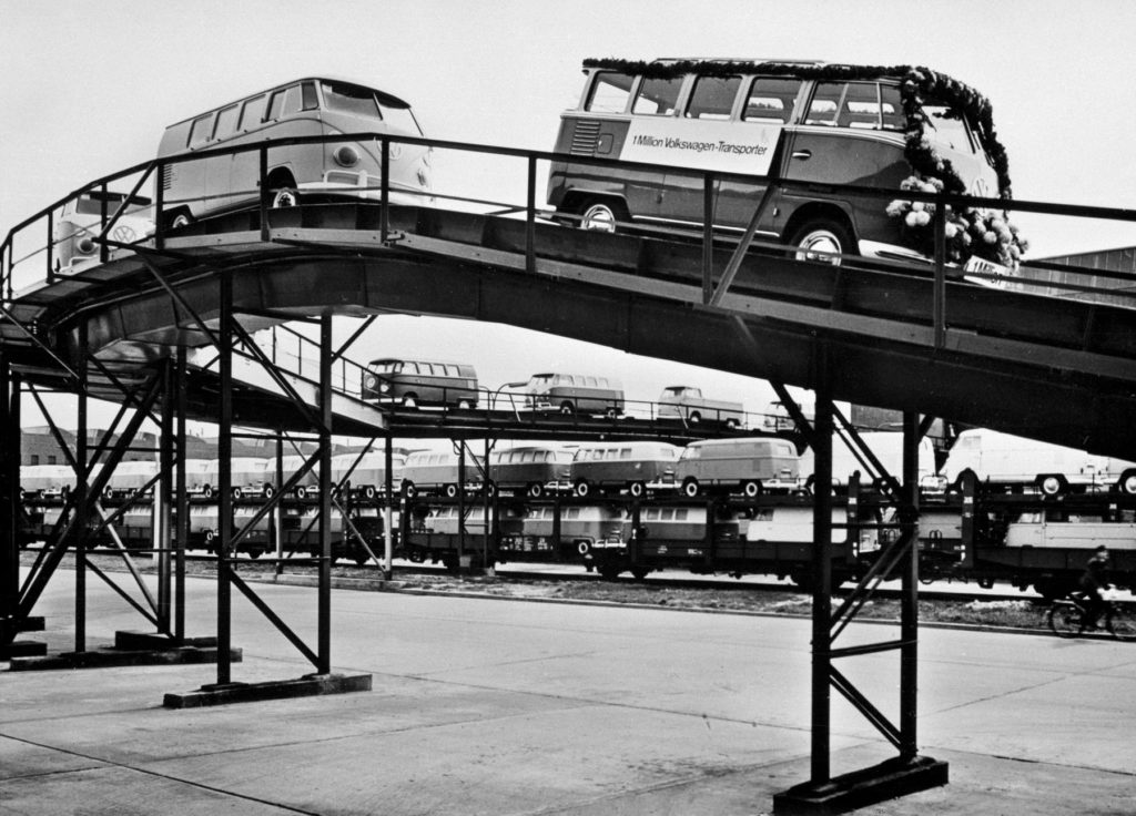 Im August 1961 feiert VW eine Million VW Transporter