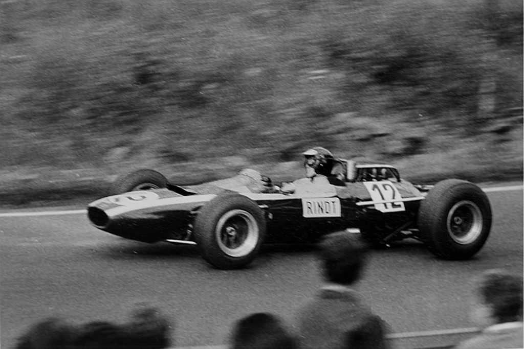 Schon 1965 ist Jochen Rindt Stammpilot bei einem Grand Prix Team. Als Werksfahrer bei John Cooper bestreitet Rindt seine erste volle Formel-1-Saison. 