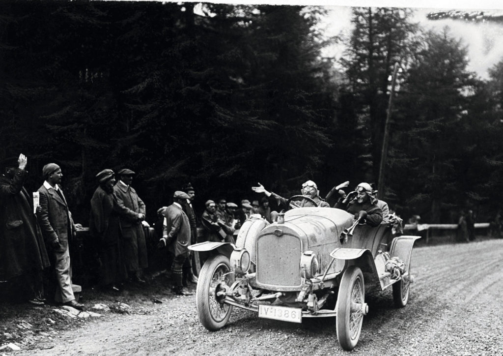 August Horch mit dem Audi Typ C als Teilnehmer der Österreichischen Alpenfahrt. 