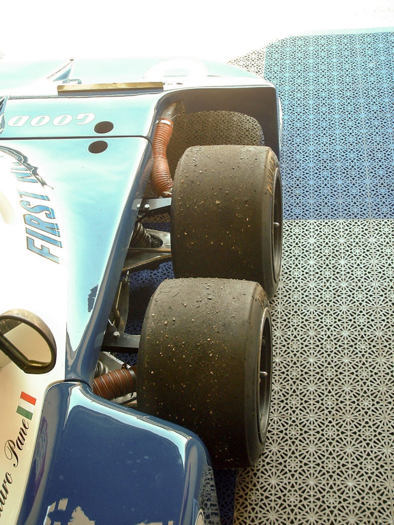 Vorderachse des Tyrrell P34 mit vier lenkbaren Vorderrädern.